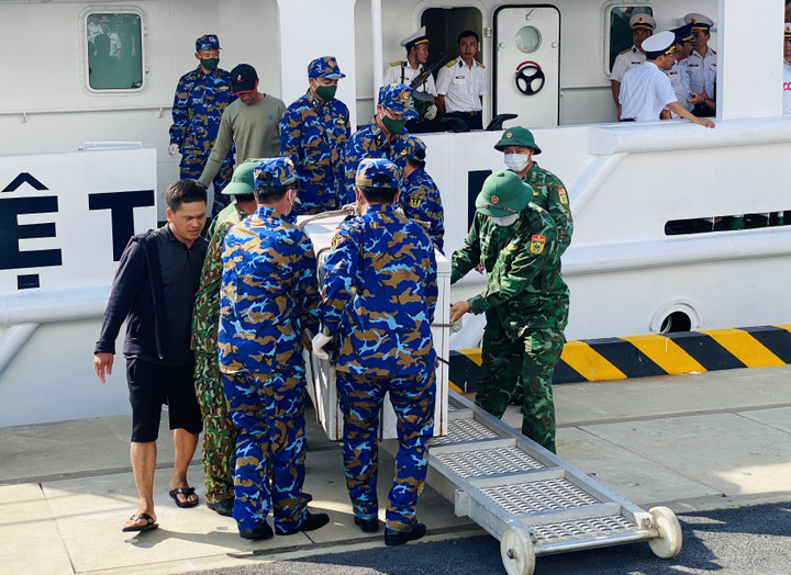 14h ngày 20/10, tàu chở các ngư dân gặp nạn cập bờ.