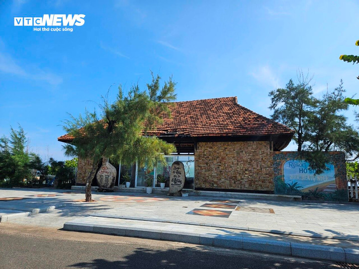 Tuy nhiên sau khi nhận đất, Công ty Thuận Thảo chỉ tiến hành đầu tư đưa vào hoạt động khu vực phía đông đường Độc Lập với diện tích 1,3 ha, phần còn lại bị bỏ hoang.