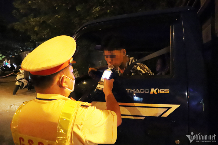 Mải 'nâng chén' chúc mừng ngày 20/10, loạt tài xế vi phạm nồng độ cồn - 2