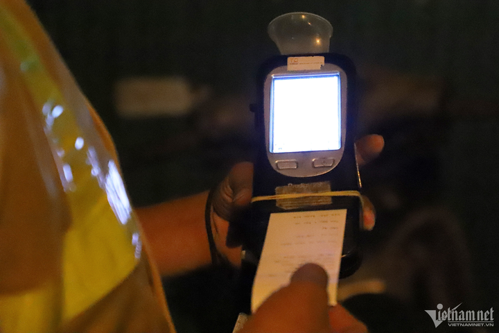 Các tài xế vi phạm sẽ phải ký xác nhận vào phiếu kiểm tra nồng độ cồn.