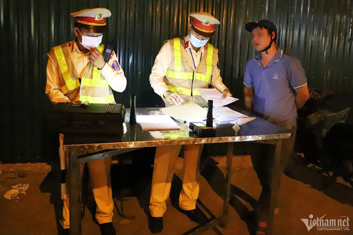 Tài xế T. bị Tổ công tác của Đội CSGT đường bộ số 6 lập biên bản xử phạt.