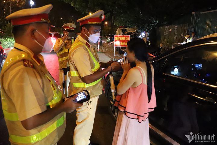 CSGT phát hiện nữ tài xế điều khiển ô tô vi phạm nồng độ cồn.