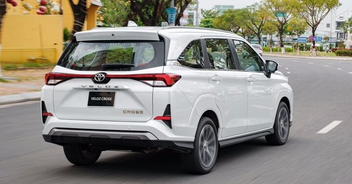 Toyota Innova đã được làm mới tại Việt Nam với hậu tố "Cross" trong tên của mình, giống như loạt xe hot khác ra mắt mới đây của Toyota như Corolla Cross, Veloz Cross hay Yaris Cross.
