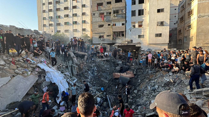 Người Palestine tìm kiếm nạn nhân sau vụ không kích của Israel vào đêm 20/10. (Ảnh: Reuters)