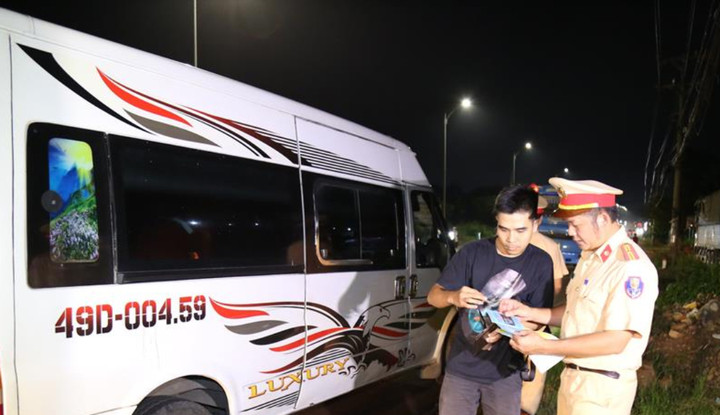 Lực lượng Cảnh sát giao thông kiểm tra tài xế xe khách trên tuyến quốc lộ 20. (Ảnh: CACC)
