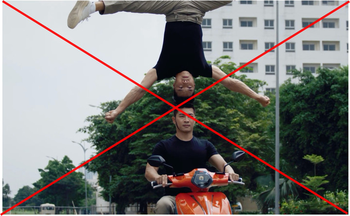 Hình ảnh hai nghệ xiếc Quốc Cơ - Quốc Nghiệp không đội mũ bảo hiểm làm xiếc trong clip quảng cáo gây xôn xao dư luận.