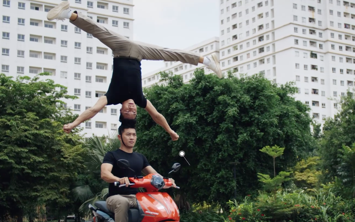 Đoạn video quảng cáo gây tranh cãi hình ảnh diễn viên không đội mũ bảo hiểm, làm xiếc trên xe.