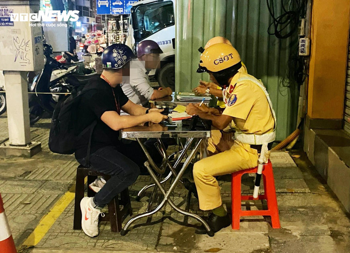 Đi nhậu mừng ngày 20/10, nhiều thanh niên bị CSGT xử lý nồng độ cồn.