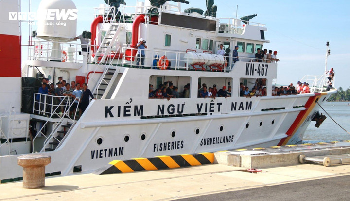 Chiều 20/10, 80 ngư dân, trong đó có 2 thi thể thuyền viên gặp nạn ở Trường Sa được đưa về đến đất liền.