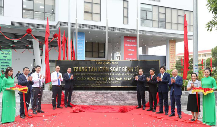 Ông Đặng Xuân Phương - Phó Bí thư Tỉnh ủy Quảng Ninh và các đại biểu gắn biển công trình chào mừng 60 năm Ngày thành lập tỉnh Quảng Ninh.