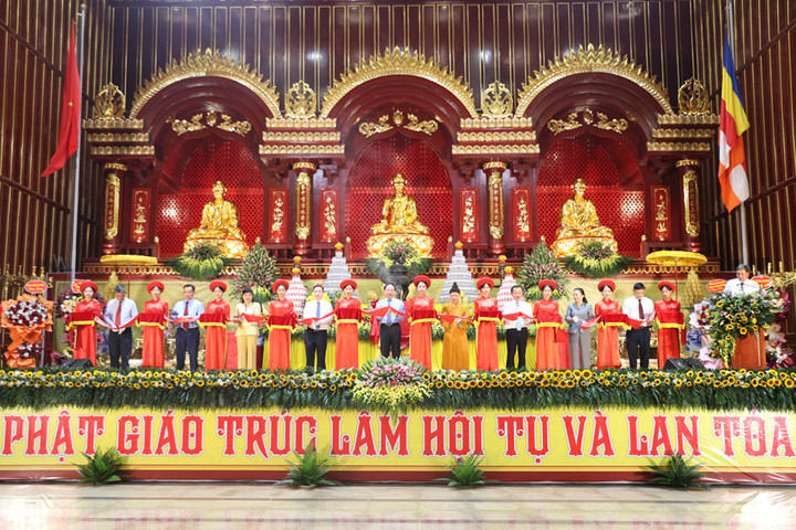 Chiều 20/10, tại Khu di tích và danh thắng Yên Tử, tỉnh Quảng Ninh tổ chức gắn biển Công trình cung Trúc lâm Yên Tử.