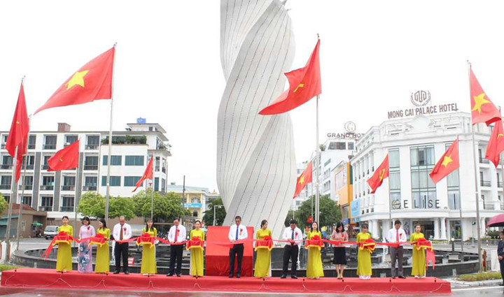 Dự án cải tạo, chỉnh trang đô thi tuyến đại lộ Hòa Bình được gắn biển chào mừng kỷ niệm 60 năm Ngày thành lập tỉnh Quảng Ninh.