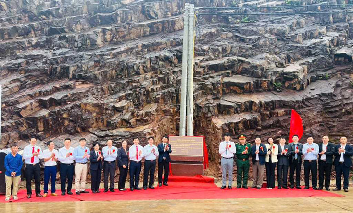 Các đại biểu cắt băng khánh thành, gắn biển chào mừng kỷ niệm 60 năm Ngày thành lập tỉnh đối với Công trình Đầu tư đường điện và trạm biến áp ra Trạm hải đăng Vĩnh Thực TP Móng Cái.