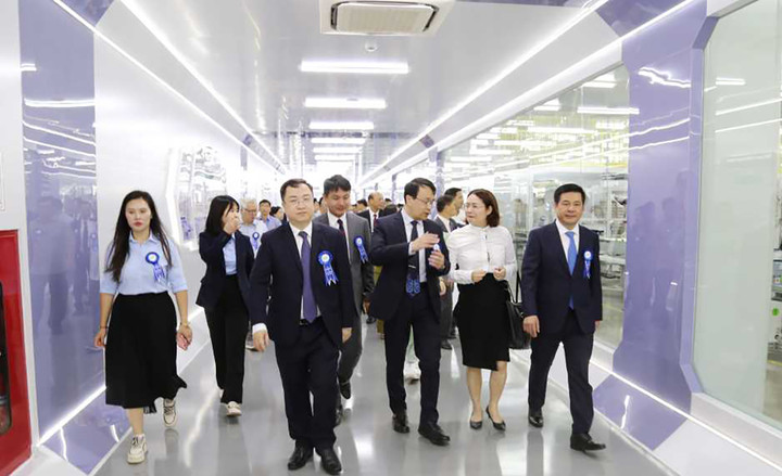 Các đại biểu tham quan dây chuyền sản xuất công nghệ tế bào quang điện Jinko Solar PV Việt Nam.