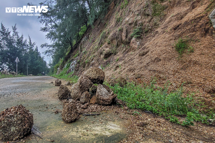 Hàng trăm khối đá chực chờ sạt lở, nuốt chửng đường quốc phòng ven biển Hà Tĩnh - 9