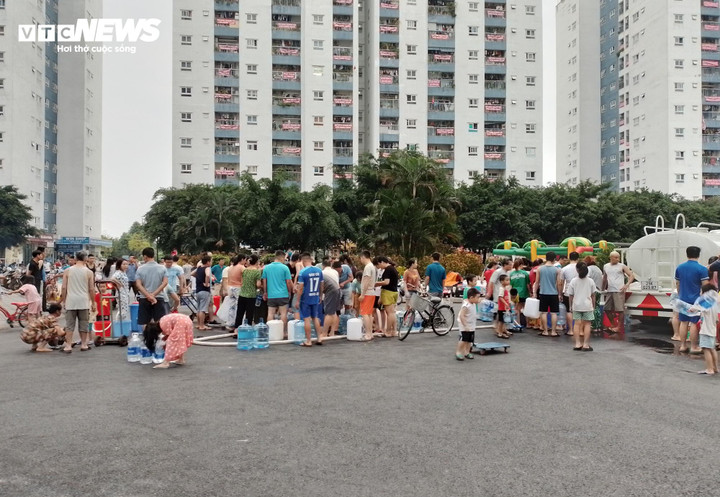 Tuy nhiên, theo ghi nhận của PV VTC News, vào khoảng 17h ngày 22/10, nước sạch vẫn chưa về bể của các toà nhà thuộc Khu đô thị Thanh Hà. Chị Trần Thị An, đại diện Ban lâm thời Khu đô thị Thanh Hà cho biết, đến 16h hôm nay, khoảng 20 toà nhà vẫn trong tình trạng mất nước. Đến 18h, lác đác vài toà có nước, song lượng nước chảy nhỏ giọt, chỉ đủ cho người dân sử dụng cho việc lau nhà, rửa nhà vệ sinh.