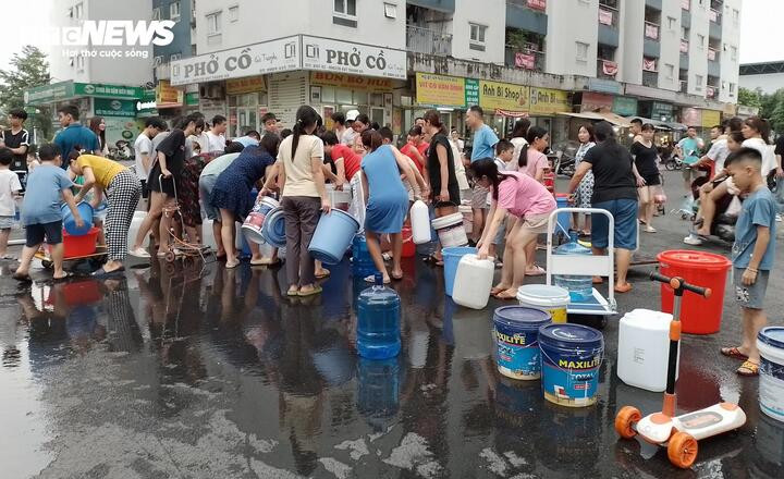 Chị Trần Dinh (cư dân toà HH021A, Khu đô thị Thanh Hà) cho biết, chị và hàng nghìn cư dân ở đây mong nước sạch như mong mẹ về chợ. Tuy nhiên, nếu nước có về mà Công ty Cổ phần nước sạch Thanh Hà không xử lý bể chứa, nước chưa được kiểm định rõ ràng thì dân cũng không dám sử dụng. Bởi vừa qua, ngành y tế huyện Thanh Oai đã khuyến cáo cư dân tạm thời không sử dụng nước lấy trực tiếp từ vòi trong khu đô thị để ăn uống.