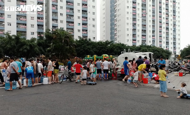 Sau hơn một tuần cư dân Khu đô thị Thanh Hà (Thanh Oai, Hà Nội) bị cắt nước sạch, tại cuộc họp ngày 21/10, ông Nguyễn Trọng Khiển, Phó chủ tịch UBND huyện Thanh Oai yêu cầu Công ty Cổ phần nước sạch Thanh Hà và Chi nhánh dịch vụ nhà ở Thanh Hà, ngay trong ngày 22/10, phải điều phối, cấp nước cho các tòa nhà chưa có nước. Ngoài ra, ông Khiển yêu cầu đơn vị cung cấp nước sạch phải luân phiên sục rửa bể chứa ngầm, bể mái và đường ống cấp nước cho các toà nhà để kiểm soát được chất lượng.