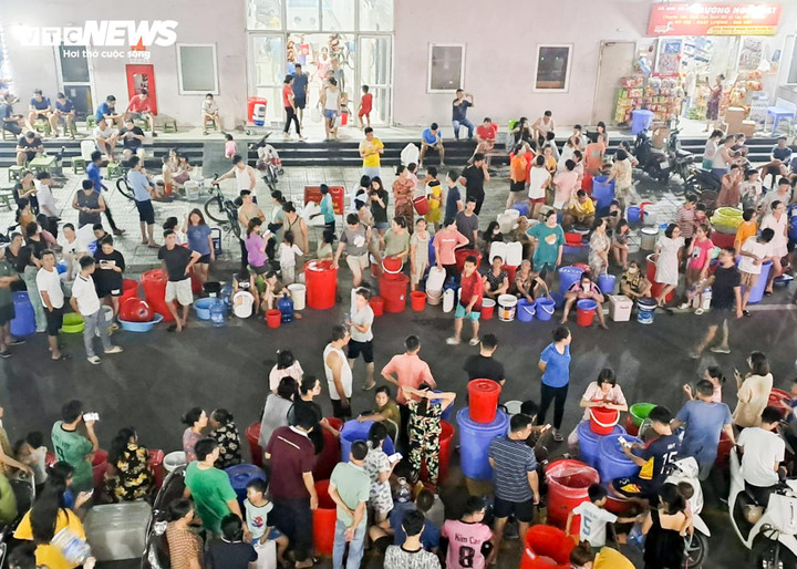 Cư dân KĐT Thanh Hà chờ đợi lấy nước sạch từ xe bồn chuyên dụng.