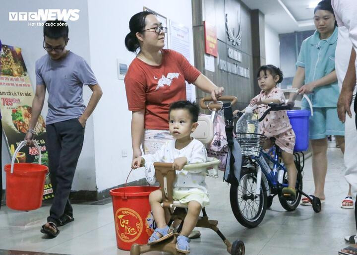 Việc mất nước sinh hoạt khiến cuộc sống hàng nghìn cư dân bị đảo lộn.