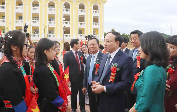 Bí thư Tỉnh ủy, Chủ tịch HĐND tỉnh Quảng Ninh Nguyễn Xuân Ký cùng các vị lãnh đạo tỉnh trò chuyện với giáo viên và học sinh nhà trường.