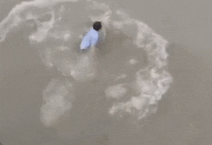 Ông Tăng Duy Long nhảy xuống sông cứu người. (Ảnh cắt từ clip)