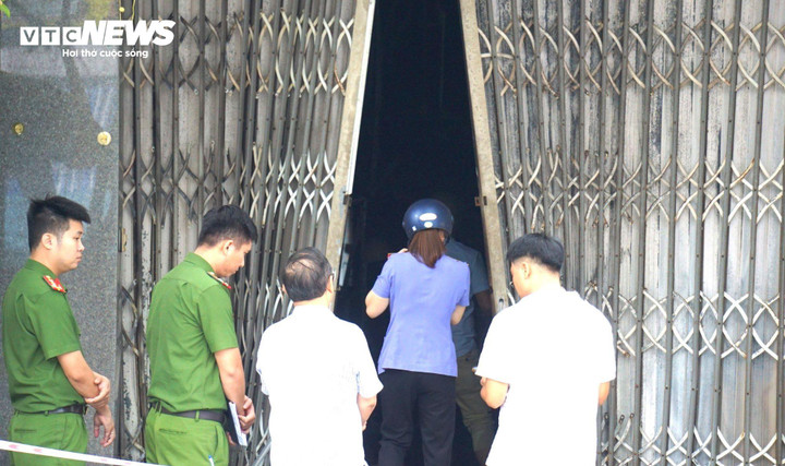 Lực lượng chức năng khám nghiệm hiện trường vụ cháy.