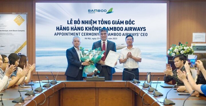 Ông Lương Hoài Nam (giữa) sẽ giữ vị trí tổng giám đốc Bamboo Airways kể từ 23/10. (Ảnh: BAV)