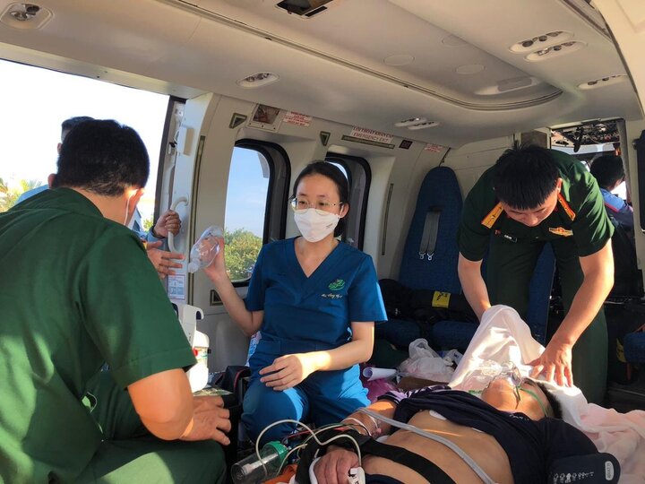 Bệnh nhân Sang được thăm khám và đưa về đất liền điều trị.