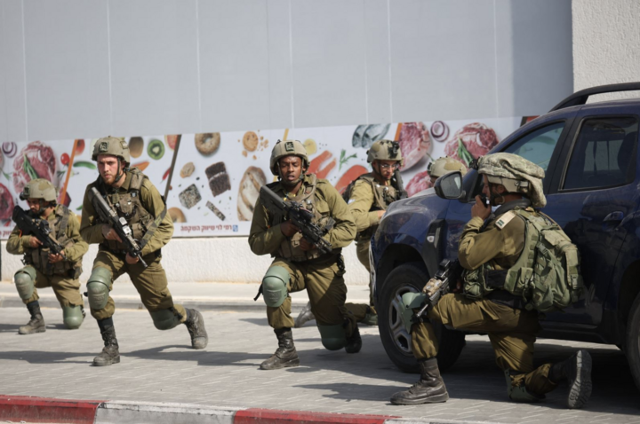 Binh sĩ Israel triển khai tại Sderot ngày 7/10. (Ảnh: Getty)
