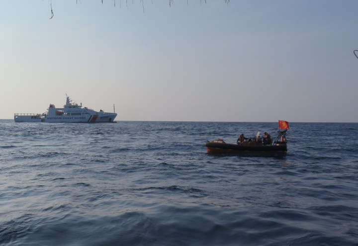 Đến thời điểm hiện tại, 13 ngư dân mất tích sau khi 2 tàu câu mực chìm ở Trường Sa vẫn chưa được tìm thấy. (Ảnh: B.P)