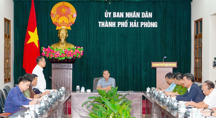 Chủ tịch UBND TP Hải Phòng Nguyễn Văn Tùng chủ trì cuộc họp.