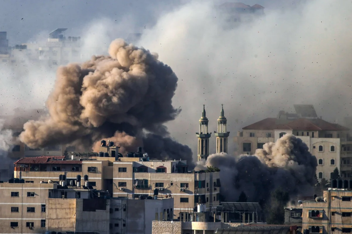 Khói bốc lên sau cuộc không kích của Israel vào khu phố Tal Al-Hawa ở Gaza. (Ảnh: EPA-EFE)