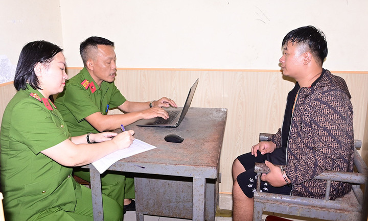 Cán bộ điều tra Phòng Cảnh sát Hình sự lấy lời khai của Lê Văn Khánh.