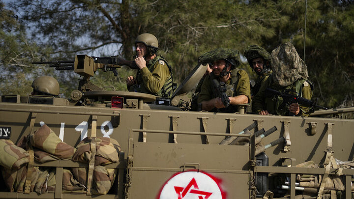 Binh sĩ Israel lái xe bọc thép chở quân gần biên giới với Gaza ở miền nam Israel. (Ảnh: AP)