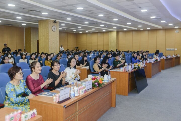 Hơn 300 nhân viên y tế tham gia lớp tập huấn chăm sóc dinh dưỡng cho người bệnh - 4