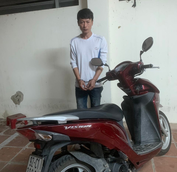 Giang Tuấn Anh cùng chiếc xe máy mà đối tượng trộm của chị N. (Ảnh: C.A)