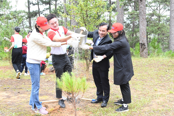 Các đơn vị đồng hành cùng thực hiện nghi thức trồng cây.