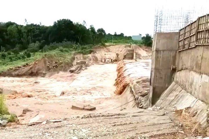 Do chưa có biện pháp gia cố, bảo đảm an toàn phần tường thượng lưu nên khi xuất hiện lũ lớn đã bị phá vỡ, cuốn trôi