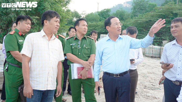 Chủ tịch UBND tỉnh Bình Định Phạm Anh Tuấn kiểm tra tình trạng khai thác khoáng sản trái phép tại khu vực núi Hòn Chà.