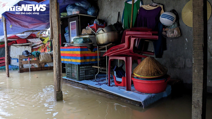 Người dân TP Đông Hà vất vả chạy lụt trong đêm, kê cao tài sản lên cao. (Ảnh: ND)