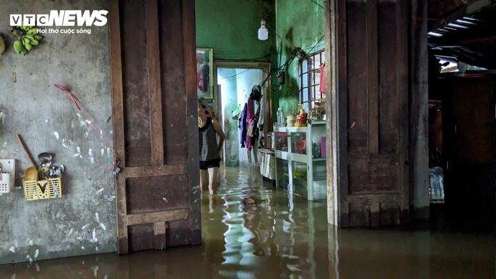 Người dân TP Đông Hà bĩ bõm lội trong nước ngập đến gần đầu gối. (Ảnh: ND)