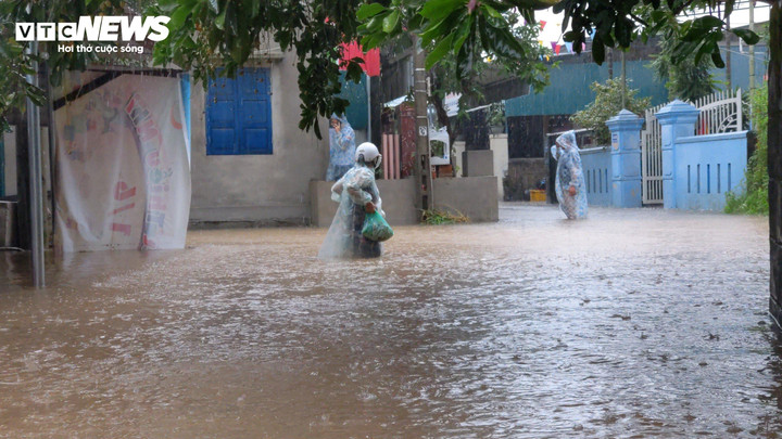 Mưa cực lớn khiến nhiều tuyến đường ở trung tâm TP Đông Hà (Quảng Trị) ngập sâu trong nước. (Ảnh: ND)