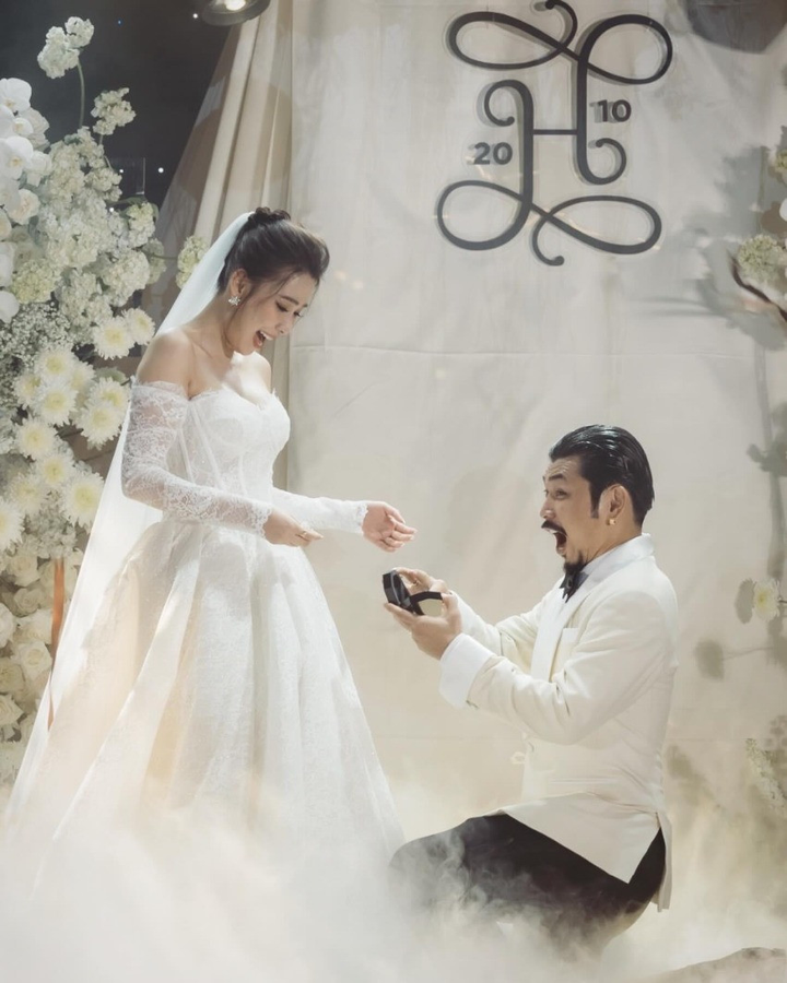 Sau hôn lễ, Hà Hiền bày tỏ: "Xin lỗi mọi người vì tôi đã khóc quá nhiều. Cảm ơn cô gái xinh đẹp nhất của buổi tiệc - Nguyễn Quỳnh Ánh Tuyết - đã đồng hành với anh suốt 13 năm và cuối cùng về chung một nhà".