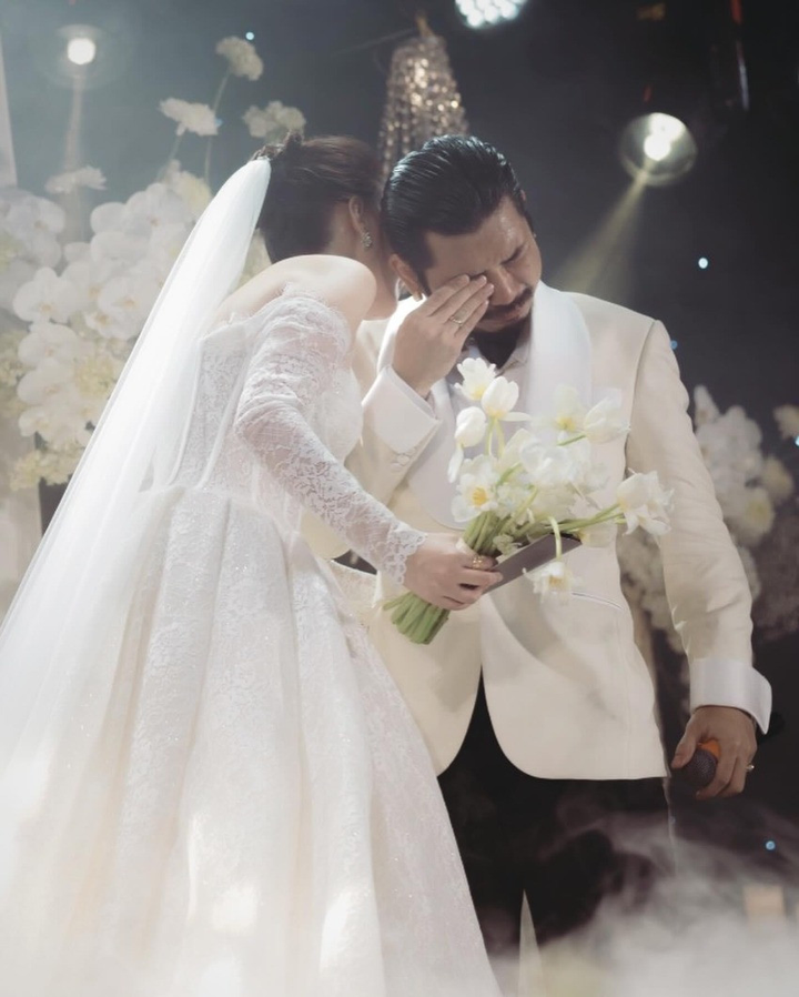 Đám cưới diễn viên Hà Hiền phim "Bụi đời chợ Lớn" và bà xã Ánh Tuyết vừa diễn ra tại TP. HCM. Hôn lễ có sự góp mặt của nhiều nghệ sĩ như: Nam Thư, Khả Như, Johnny Trí Nguyễn, Wowy, Trần Anh Huy... Nam diễn viên chia sẻ khoảnh khắc hạnh phúc bên vợ trong hôn lễ. Chú rể Hà Hiền xúc động bật khóc khi vợ kể chuyện tình kéo dài 13 năm.