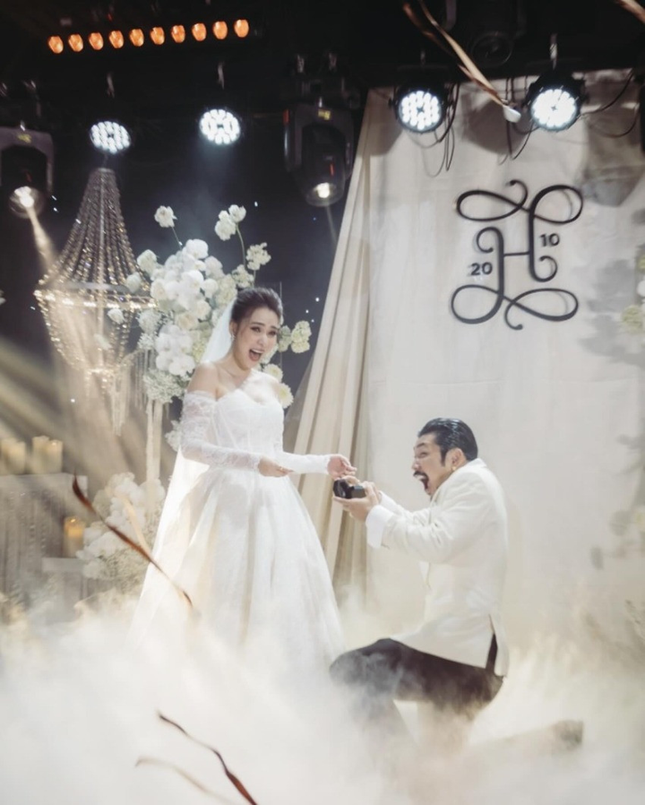 Khách mời dự đám cưới được trực tiếp vẽ tranh, gửi lời chúc mừng cô dâu chú rể ở khu vực tiếp tân. Không gian hôn lễ sang trọng, lộng lẫy nhận nhiều lời khen từ khán giả và bạn bè, đồng nghiệp.