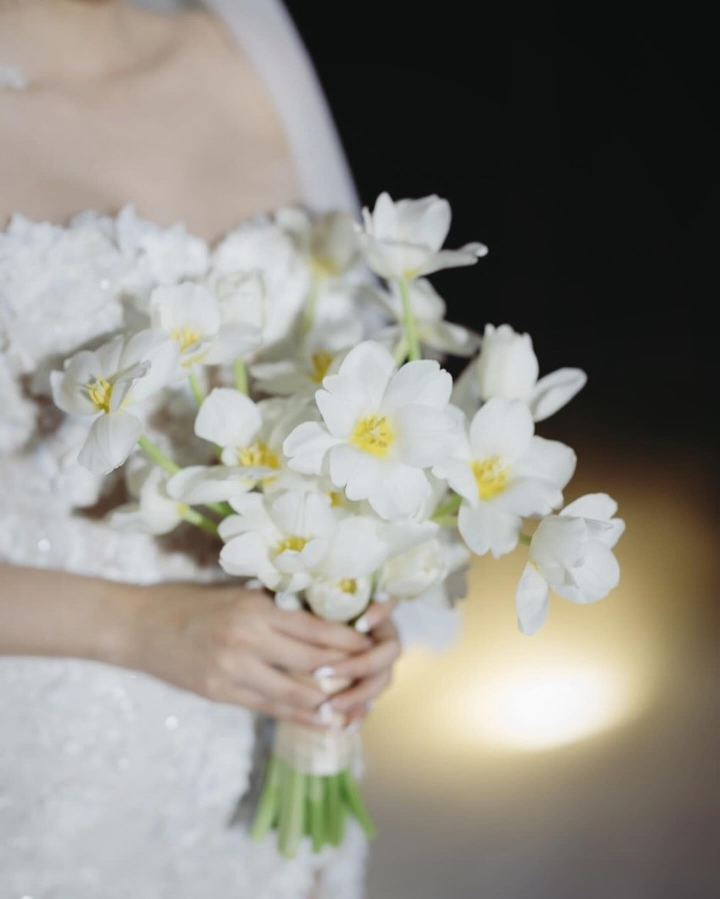 Cặp đôi chuẩn bị đám cưới chu đáo với ánh đèn pha lê phủ khắp trần, hàng trăm cây nến lung linh, hoa tulip, lan hồ điệp trắng được sử dụng tạo sự hài hoà, thanh lịch cho hôn lễ.