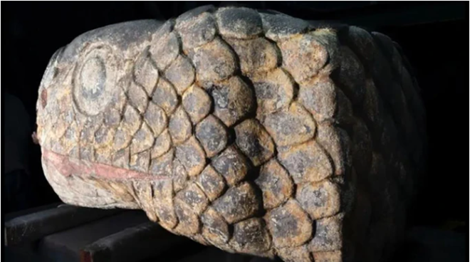 Các nhà khảo cổ tìm thấy một tượng đầu rắn trong trường đại học sau trận động đất ở Mexico. (Ảnh: Live Science)