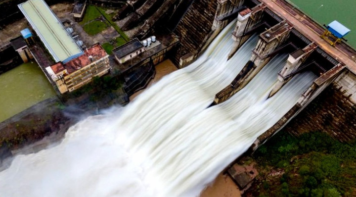 Hồ chứa thuỷ điện Hương Điền điều tiết nước về hạ du (Ảnh: Trần Thiện)