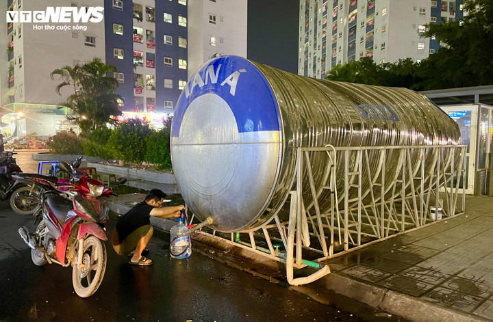 Những bể chứa nước loại lớn dự trữ nước sạch cho cư dân KĐT Thanh Hà.